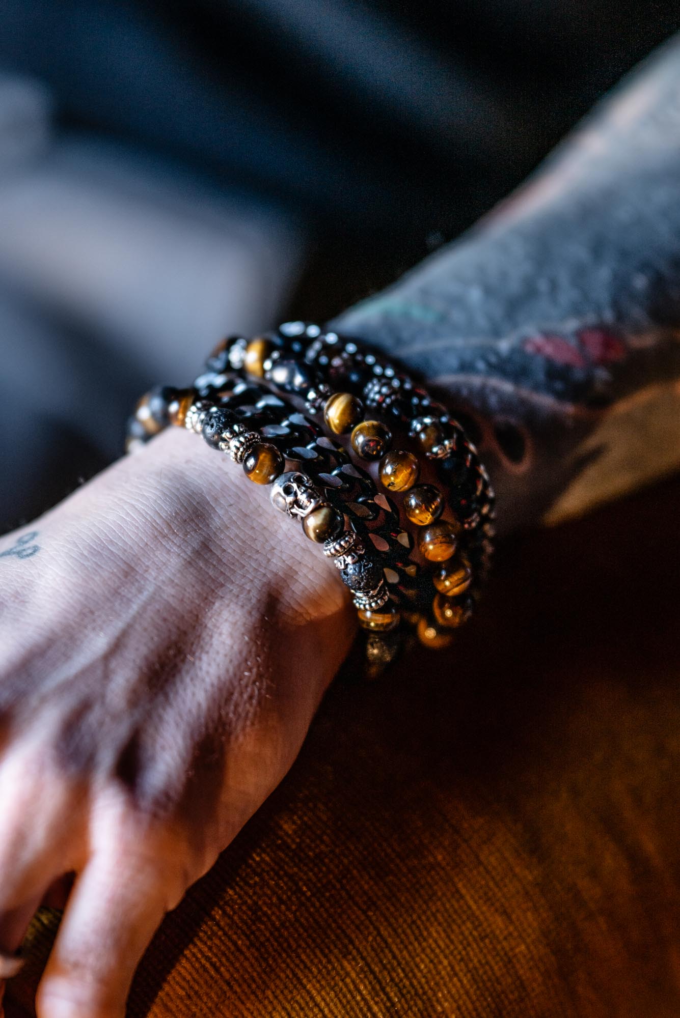 COOLSTEELANDBEYOND Elastico Regolabile Uomo Bracciale del Cranio Teschio, Braccialetto di Pelle Intrecciata, Bracciali da Avvolgere